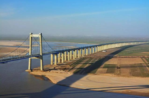 黄河上修建的第一座铁路桥黄河大桥,是黄河上修建的第一座铁路桥,为