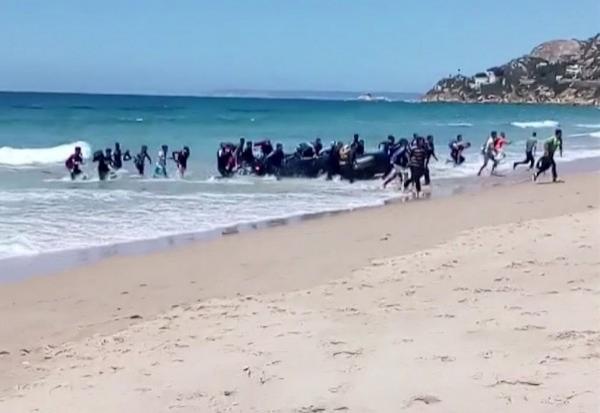 西班牙卡迪斯沙滩遇见北非难民