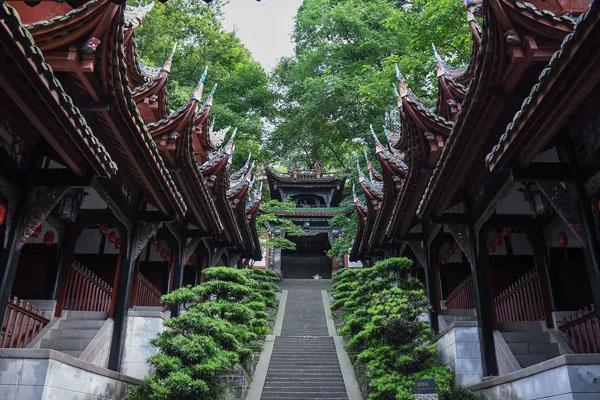 四川青城山在哪里 怎么坐车