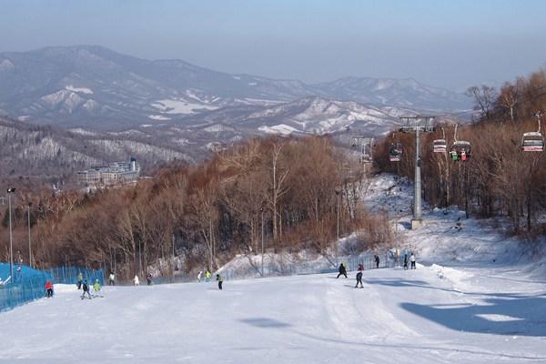 冬季哈尔滨最适合滑雪游玩的地方推荐 国内知名的滑雪场就在附近
