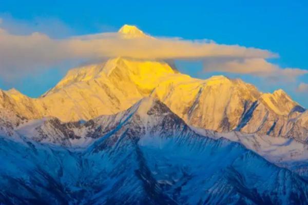 贡嘎雪山观景台可以开车上去吗