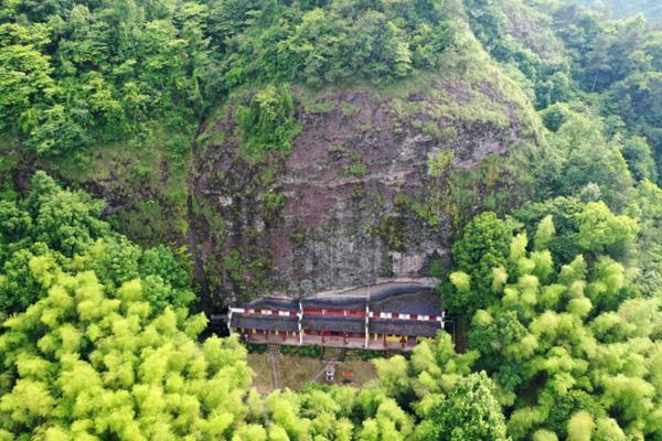 东阳适合爬山的风景区